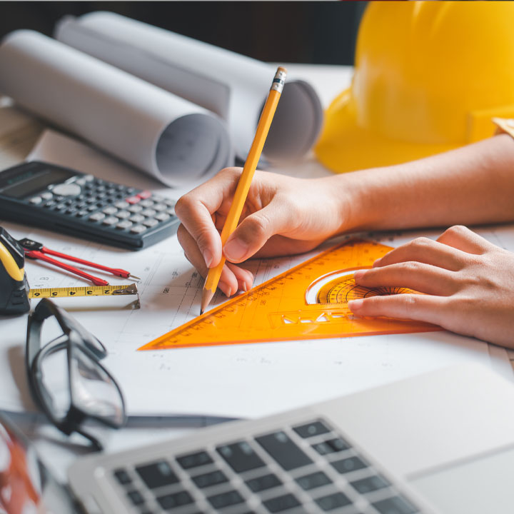 persona che si occupa di progettazione impianti industriali